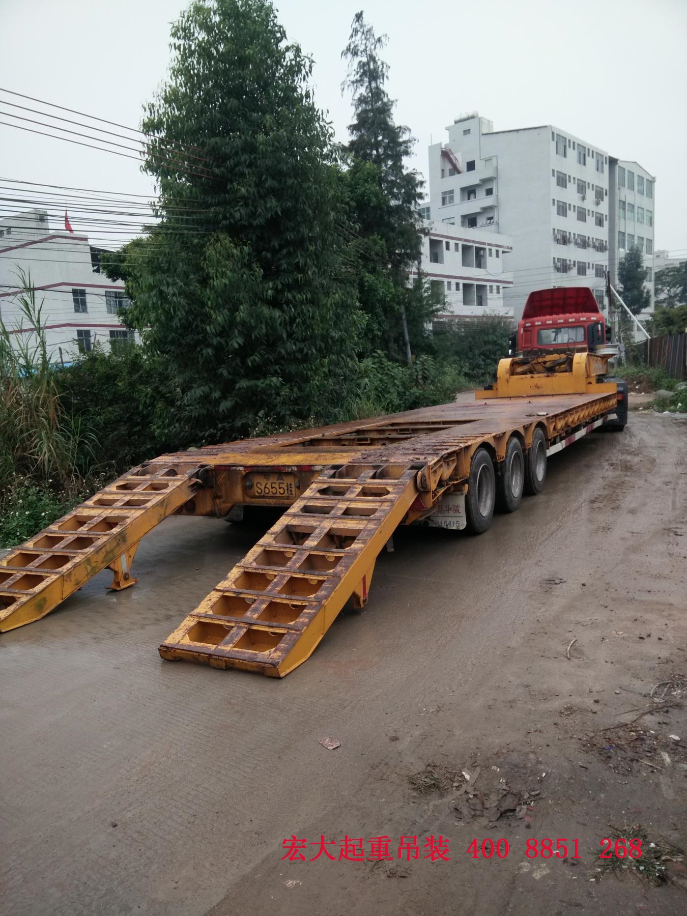 广州宏大起重吊装运输公司专业吊车,叉车,随车吊,平板车租赁,专业重型机器设备搬迁、吊装运输,移位安装、设备高空高层吊装、大件运输，各种设备上楼.下楼、重型设备下坑、吊装移位、长短途搬迁运输一条龙优质服务!热线4008851268 020-32799288 网址http://www.gzhdqz.com