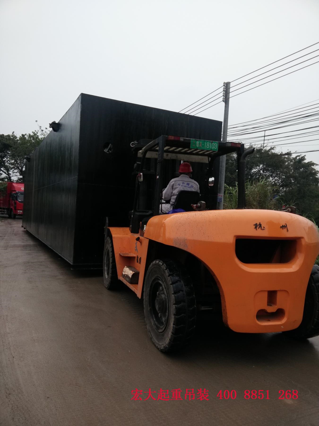 广州宏大起重吊装运输公司专业吊车,叉车,随车吊,平板车租赁,专业重型机器设备搬迁、吊装运输,移位安装、设备高空高层吊装、大件运输，各种设备上楼.下楼、重型设备下坑、吊装移位、长短途搬迁运输一条龙优质服务!热线4008851268 020-32799288 网址http://www.gzhdqz.com