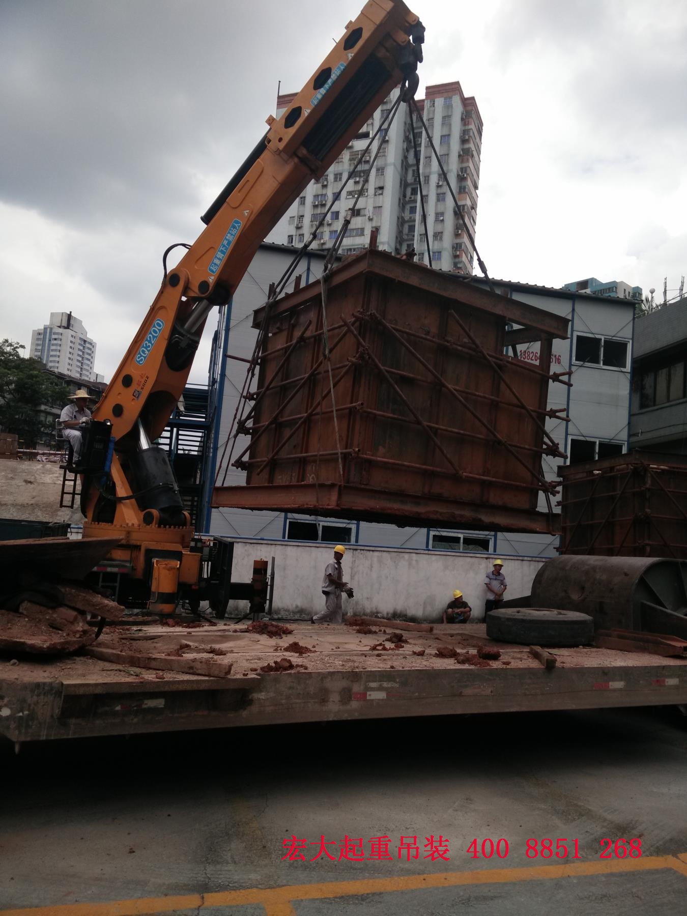 广州宏大起重吊装运输公司专业吊车,叉车,随车吊,平板车租赁,专业重型机器设备搬迁、吊装运输,移位安装、设备高空高层吊装、大件运输，各种设备上楼.下楼、重型设备下坑、吊装移位、长短途搬迁运输一条龙优质服务!热线4008851268 020-32799288 网址http://www.gzhdqz.com